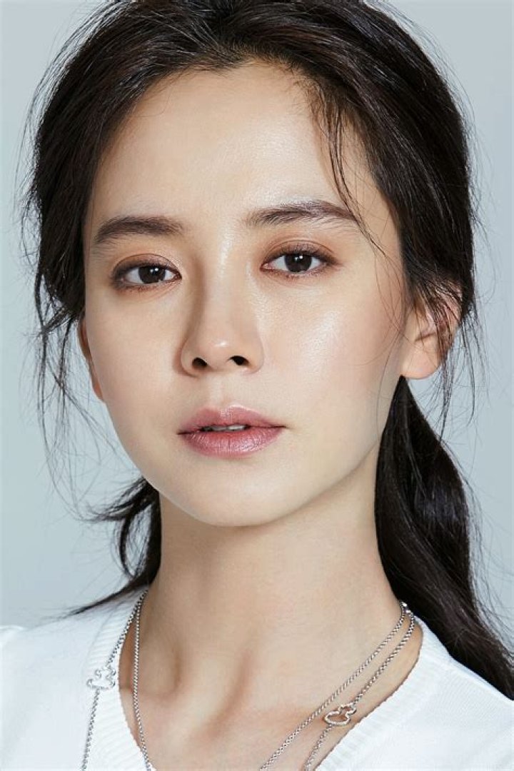 Song Ji-hyo Biography - Facts, Childhood, Family Life & Achievements South Korean Model & Actress