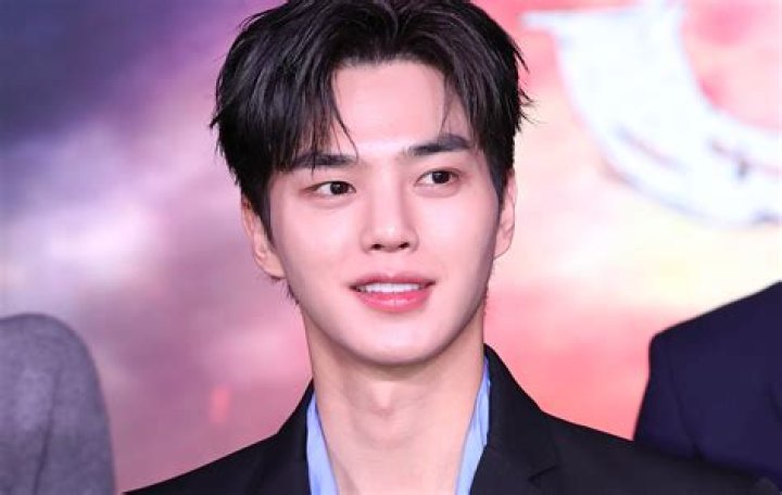 Song Kang (Actor) Wiki, Bio, Age, Height, Weight, Awards, Girlfriend, Career, Net Worth, Facts