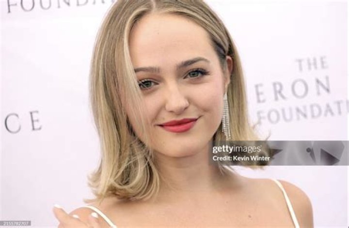 Sophie Reynolds - Bio, Facts, Family Life of Actress & Dancer