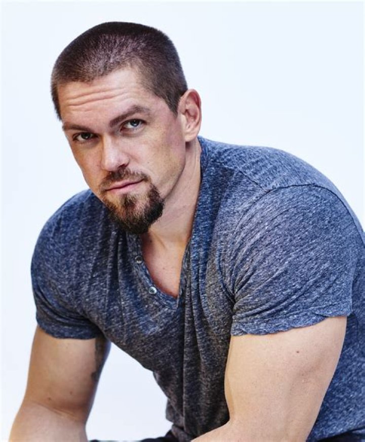 Steve Howey Biography - Facts, Childhood, Family Life & Achievements