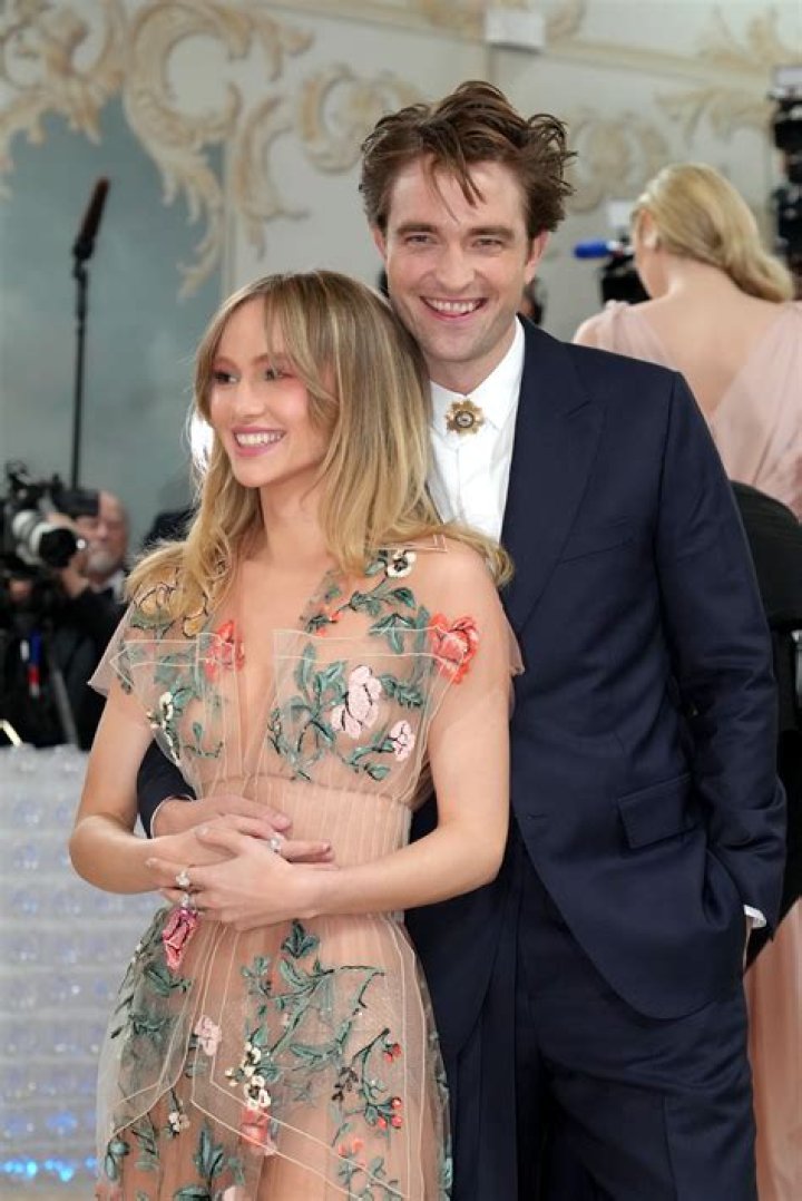 Suki Waterhouse - Bio, Facts, Family Life of English Actress