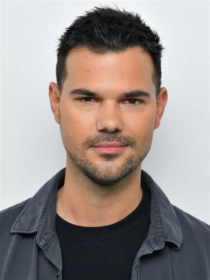 Taylor Lautner Biography - Facts, Childhood, Family Life & Achievements