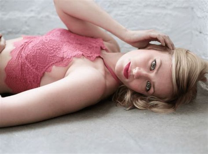 The Neighborhood Star Beth Behrs Shares Swimsuit Photo of "Sunday Vibes"