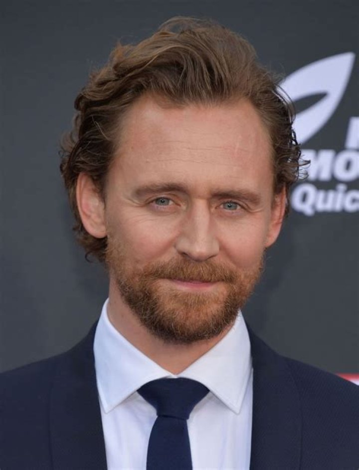 Tom Hiddleston Biography - Facts, Childhood, Family Life & Achievements