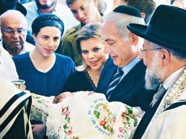 What does Noa Netanyahu-Roth do for a living?