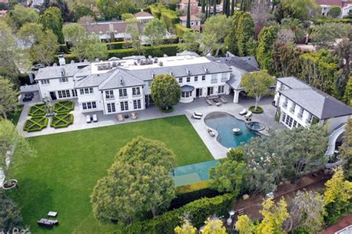 Where does Kyle Richards live currently? Peek inside she and Mauricio’s $8.2 million Encino, Los Angeles, home