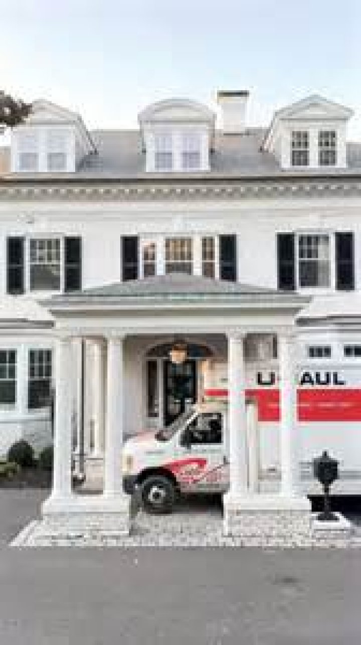 Where does Nabela Noor live?