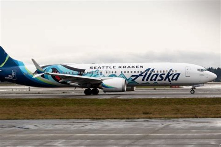 Which airlines fly into fairbanks alaska