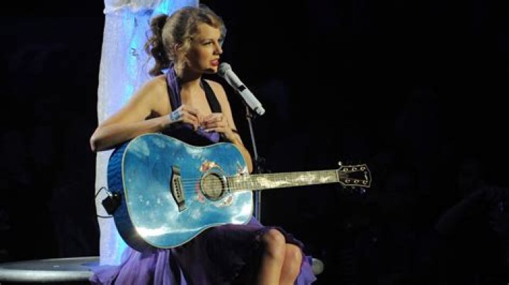 Why was Taylor Swift’s koi fish guitar removed from the Country Music Hall of Fame?